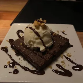 Brownie con helado y salsa de chocolate