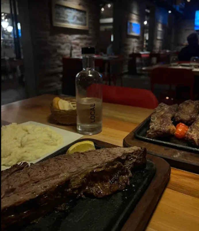 Corte a la parrilla con puré, en el salón de La Huella