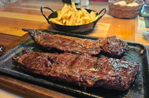 Costillar a la parrilla con papas fritas