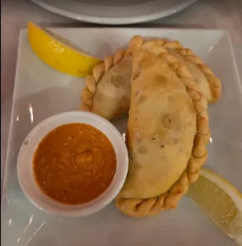 Empanadas caseras con salsa criolla