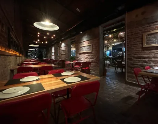 Mesa puesta en un rincón íntimo del salón
