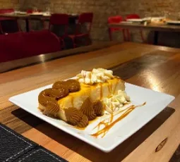 Torta de dulce de leche y banana con alfajores